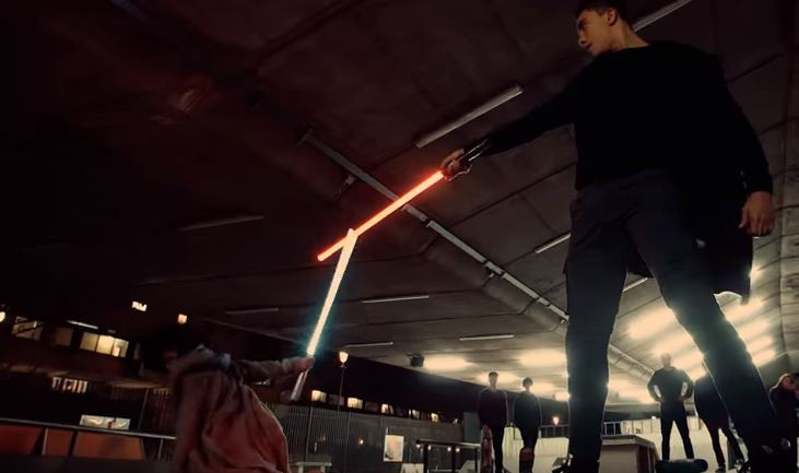 Εντυπωσιακό βίντεο: «Μάχη» με φωτόσπαθα σε πάρκο στο Λονδίνο!